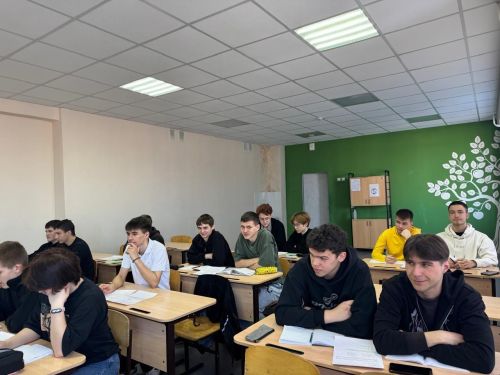 Нурлатские выпускники готовятся к ЕГЭ по физике на специальном практикуме
