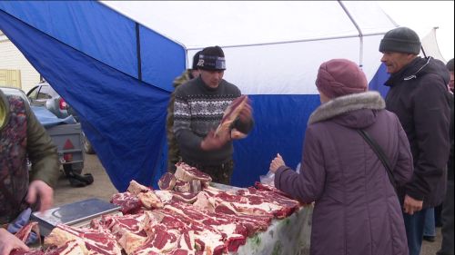 Весенняя ярмарка изобиловала мясом, рыбой, тушками домашней птицы
