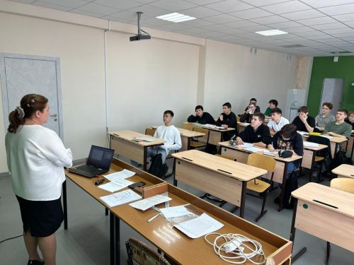 Нурлатские выпускники готовятся к ЕГЭ по физике на специальном практикуме