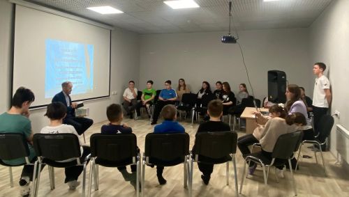 В подростковом клубе «Мирас» прошла творческая встреча с поэтом Андрияном Григорьевым