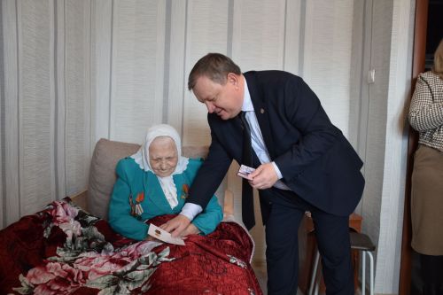 В Нурлате Дамир Ишкинеев вручил медаль ветерану Великой Отечественной войны