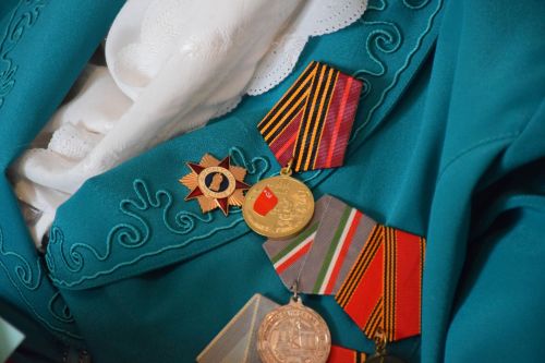 В Нурлате Дамир Ишкинеев вручил медаль ветерану Великой Отечественной войны