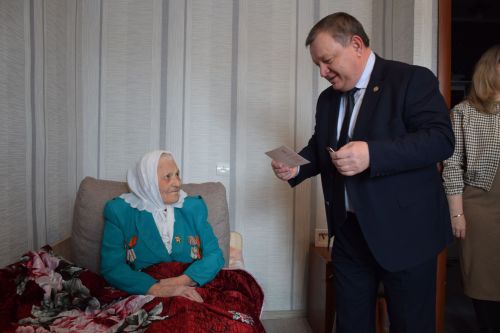 В Нурлате Дамир Ишкинеев вручил медаль ветерану Великой Отечественной войны