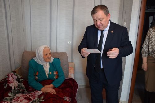 В Нурлате Дамир Ишкинеев вручил медаль ветерану Великой Отечественной войны