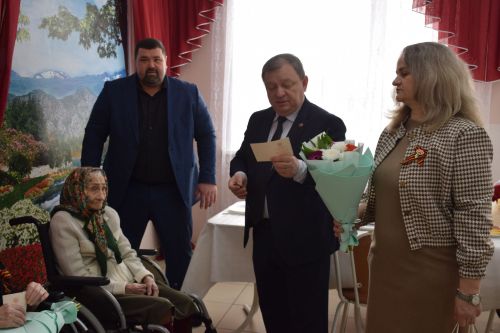 В Нурлате 101-летней труженице тыла вручили медаль к 80-летию Победы
