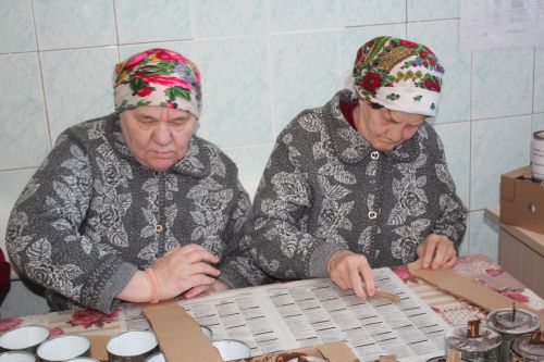 Жители Нурлатского дома-интерната для престарелых и инвалидов под началом коллектива учреждения изготавливают окопные свечи