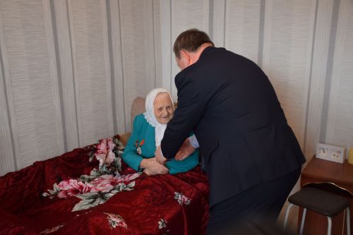 В Нурлате Дамир Ишкинеев вручил медаль ветерану Великой Отечественной войны