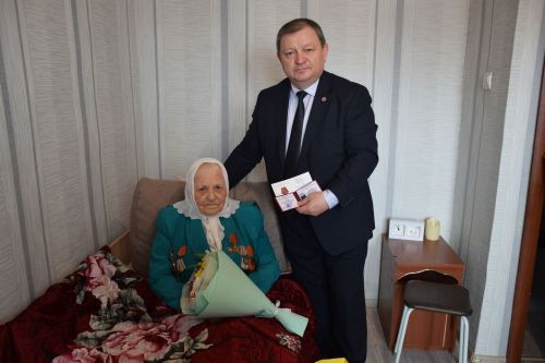 В Нурлате Дамир Ишкинеев вручил медаль ветерану Великой Отечественной войны