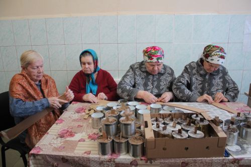 Жители Нурлатского дома-интерната для престарелых и инвалидов под началом коллектива учреждения изготавливают окопные свечи
