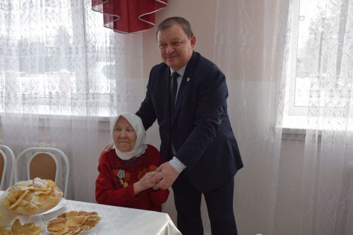 В Нурлате 101-летней труженице тыла вручили медаль к 80-летию Победы