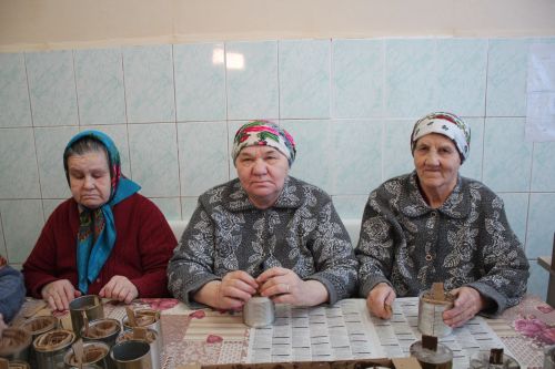 Жители Нурлатского дома-интерната для престарелых и инвалидов под началом коллектива учреждения изготавливают окопные свечи