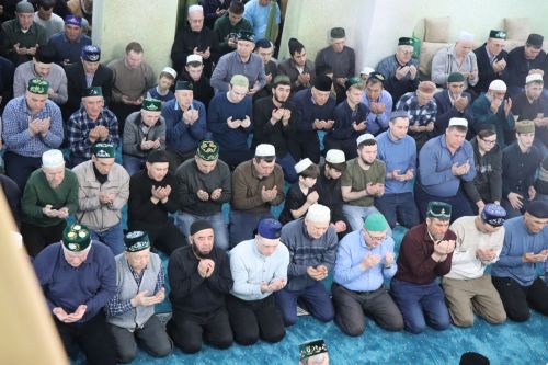 Дамир Ишкинеев поздравил нурлатцев с праздником Ураза-байрам
