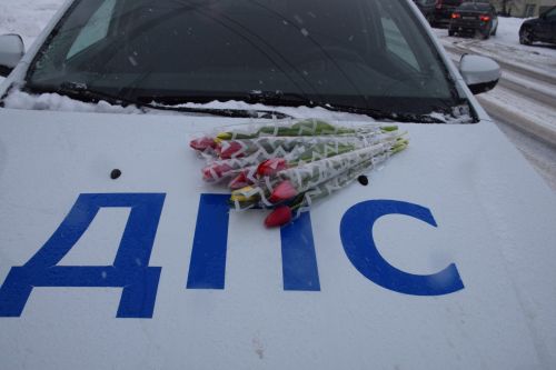Сотрудники Госавтоинспекции поздравили автоледи Нурлата с наступающим 8 Марта