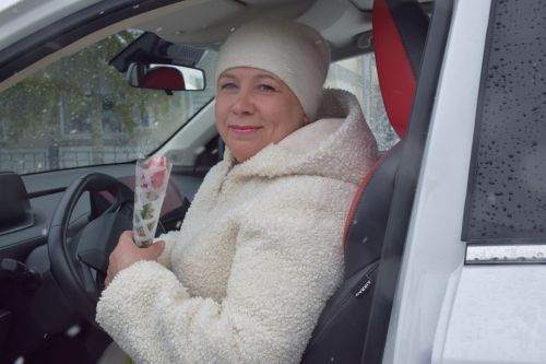 Сотрудники Госавтоинспекции поздравили автоледи Нурлата с наступающим 8 Марта