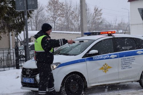 Сотрудники Госавтоинспекции поздравили автоледи Нурлата с наступающим 8 Марта