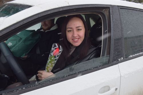 Сотрудники Госавтоинспекции поздравили автоледи Нурлата с наступающим 8 Марта