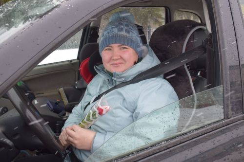 Сотрудники Госавтоинспекции поздравили автоледи Нурлата с наступающим 8 Марта