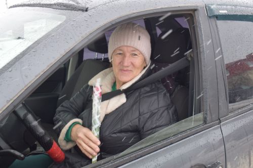 Сотрудники Госавтоинспекции поздравили автоледи Нурлата с наступающим 8 Марта
