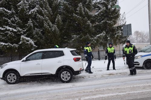 Сотрудники Госавтоинспекции поздравили автоледи Нурлата с наступающим 8 Марта