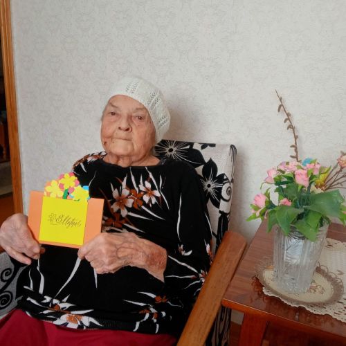 Весеннее тепло для самых дорогих: соцработники центра «Гармония» подарили праздник своим подопечным
