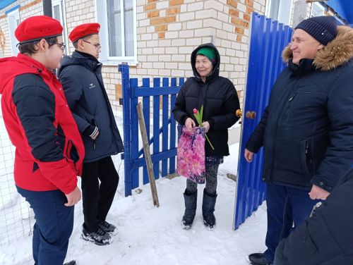 Цветы мамам Героев от егоркинских школьников: тепло и поддержка в каждый дом