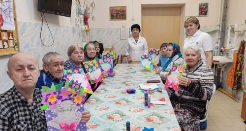 Мастер-класс «Букет цветов» прошел в Нурлатском доме престарелых