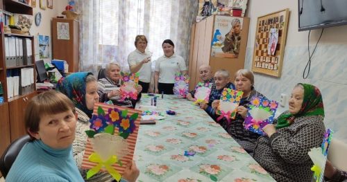 Мастер-класс «Букет цветов» прошел в Нурлатском доме престарелых