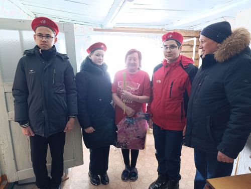 Цветы мамам Героев от егоркинских школьников: тепло и поддержка в каждый дом