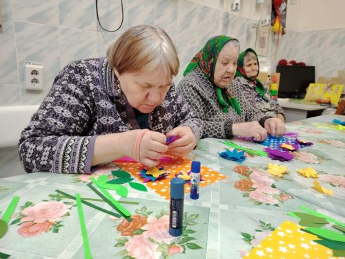 Мастер-класс «Букет цветов» прошел в Нурлатском доме престарелых