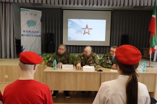 Бойцы СВО провели Урок мужества и подарили дрон воспитанникам ЦДТ «Килэчэк»