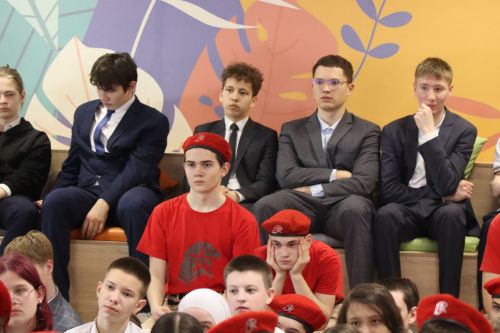 Бойцы СВО провели Урок мужества и подарили дрон воспитанникам ЦДТ «Килэчэк»