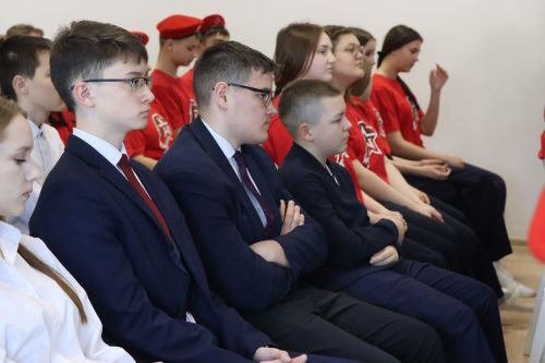 Бойцы СВО провели Урок мужества и подарили дрон воспитанникам ЦДТ «Килэчэк»