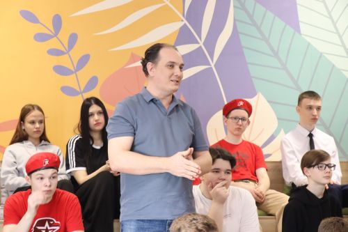Бойцы СВО провели Урок мужества и подарили дрон воспитанникам ЦДТ «Килэчэк»