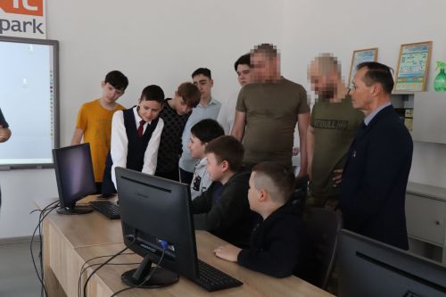 Бойцы СВО провели Урок мужества и подарили дрон воспитанникам ЦДТ «Килэчэк»