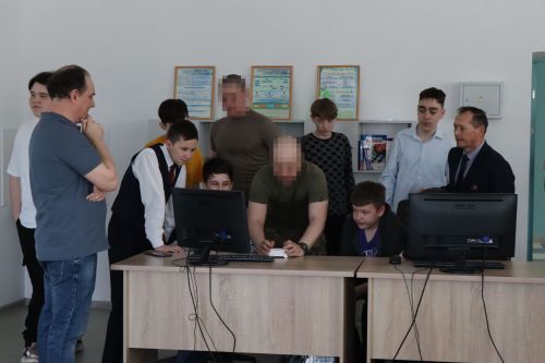 Бойцы СВО провели Урок мужества и подарили дрон воспитанникам ЦДТ «Килэчэк»
