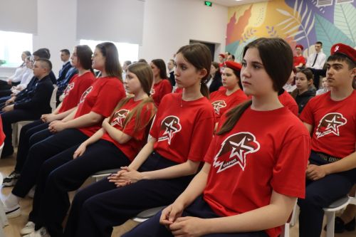Бойцы СВО провели Урок мужества и подарили дрон воспитанникам ЦДТ «Килэчэк»