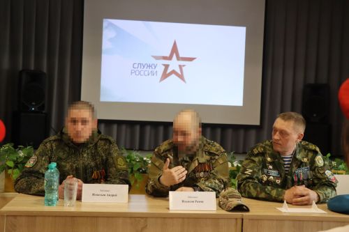 Бойцы СВО провели Урок мужества и подарили дрон воспитанникам ЦДТ «Килэчэк»