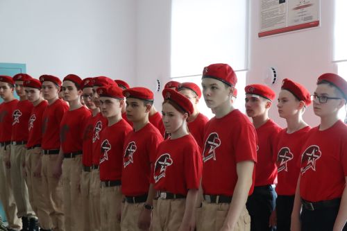 Бойцы СВО провели Урок мужества и подарили дрон воспитанникам ЦДТ «Килэчэк»