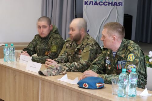 Бойцы СВО провели Урок мужества и подарили дрон воспитанникам ЦДТ «Килэчэк»