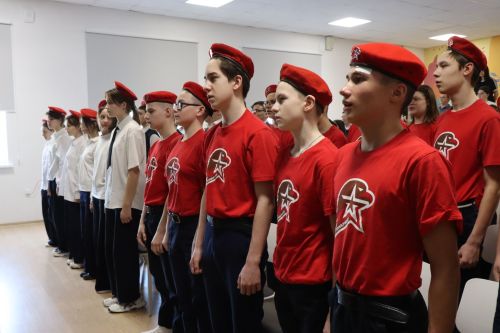Бойцы СВО провели Урок мужества и подарили дрон воспитанникам ЦДТ «Килэчэк»