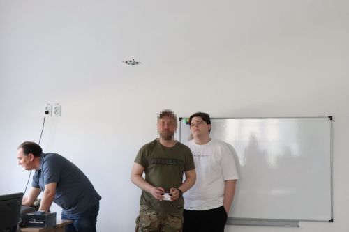 Бойцы СВО провели Урок мужества и подарили дрон воспитанникам ЦДТ «Килэчэк»