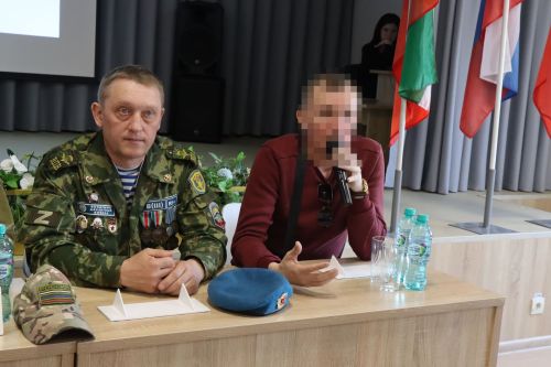 Бойцы СВО провели Урок мужества и подарили дрон воспитанникам ЦДТ «Килэчэк»