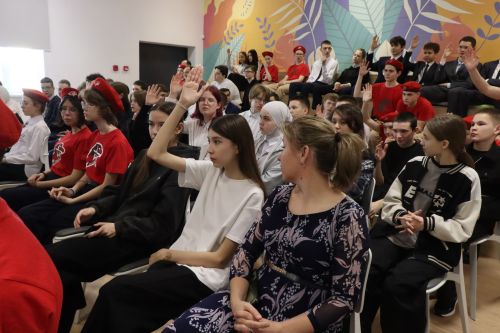 Бойцы СВО провели Урок мужества и подарили дрон воспитанникам ЦДТ «Килэчэк»