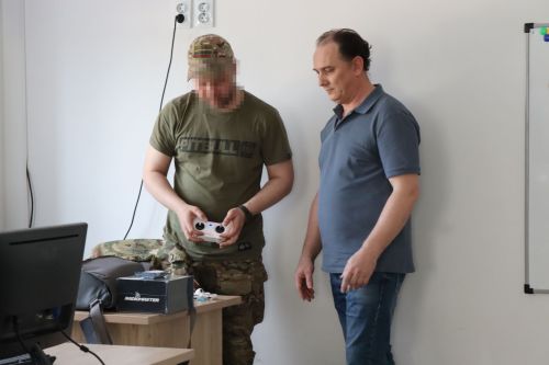 Бойцы СВО провели Урок мужества и подарили дрон воспитанникам ЦДТ «Килэчэк»
