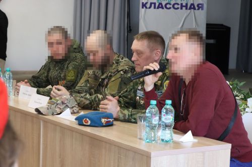 Бойцы СВО провели Урок мужества и подарили дрон воспитанникам ЦДТ «Килэчэк»