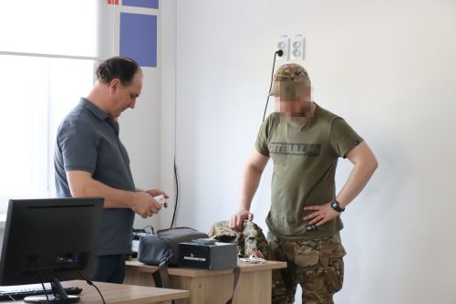 Бойцы СВО провели Урок мужества и подарили дрон воспитанникам ЦДТ «Килэчэк»