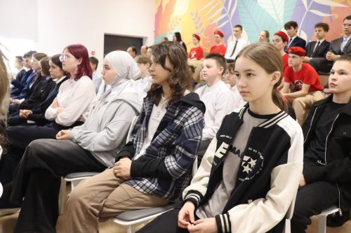Бойцы СВО провели Урок мужества и подарили дрон воспитанникам ЦДТ «Килэчэк»