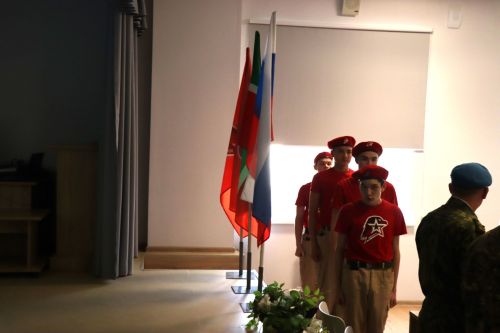 Бойцы СВО провели Урок мужества и подарили дрон воспитанникам ЦДТ «Килэчэк»