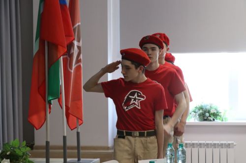 Бойцы СВО провели Урок мужества и подарили дрон воспитанникам ЦДТ «Килэчэк»