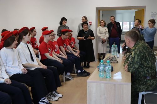 Бойцы СВО провели Урок мужества и подарили дрон воспитанникам ЦДТ «Килэчэк»